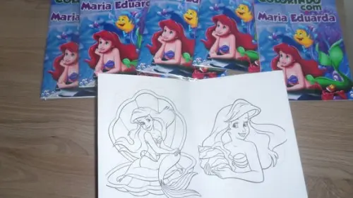Revistinha com 12 Desenhos para Colorir + Giz Pequena Sereia