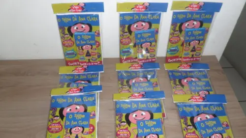 Revistinha com 12 Desenhos para Colorir + Giz de Cera