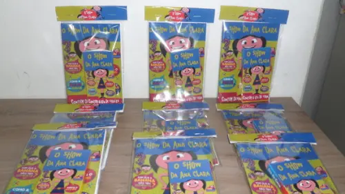 Revistinha com 12 Desenhos para Colorir + Giz de Cera