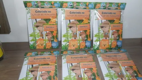 Revistinha com 12 Desenhos para Colorir + Giz Safari Baby
