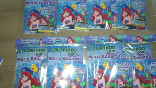 Revistinha com 12 Desenhos para Colorir + Giz Pequena Sereia