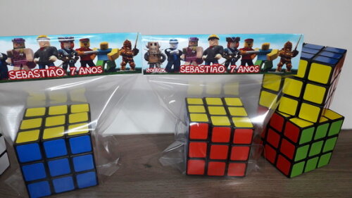 Lembrancinha Roblox Cubo Mágico com Lapela Personalizada