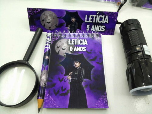 Kit Bloquinho + Mini Lápis + Lanterna + Lupa Tema Wandinha