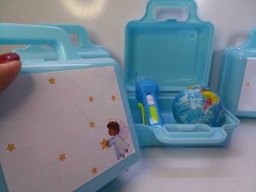 Kit Maletinha Plastica + Lanterna + Mini Bola Macia Batizado