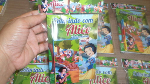 Revistinha com 12 Desenhos para Colorir + Giz Branca de Neve
