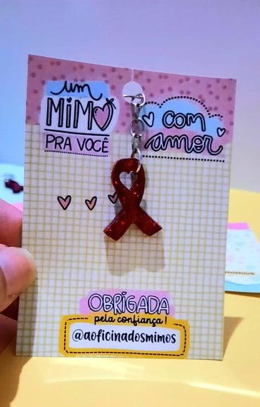Card com Mini Chaveiro em Resina- Outubro Rosa