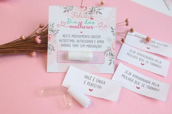 Card com Pílula e Frase- Dia da Mulher