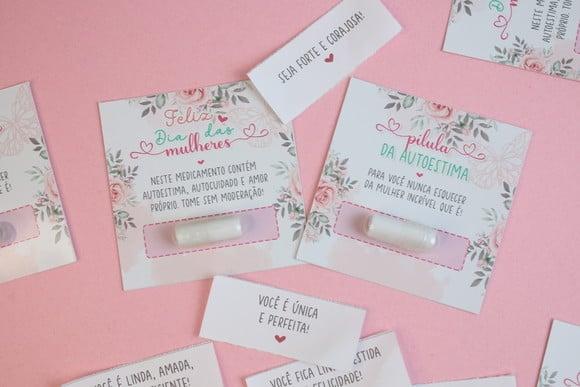 Card com Pílula e Frase- Dia da Mulher