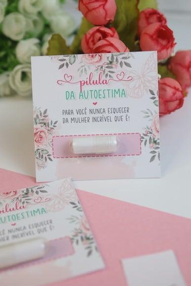 Card com Pílula e Frase- Dia da Mulher