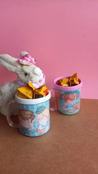 Caneca com 2 Bolinhos de Chocolate- Páscoa