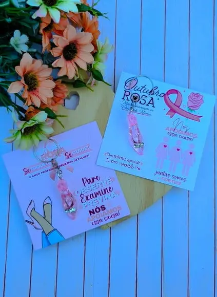 Card com Chaveiro Sapatinho- Outubro Rosa