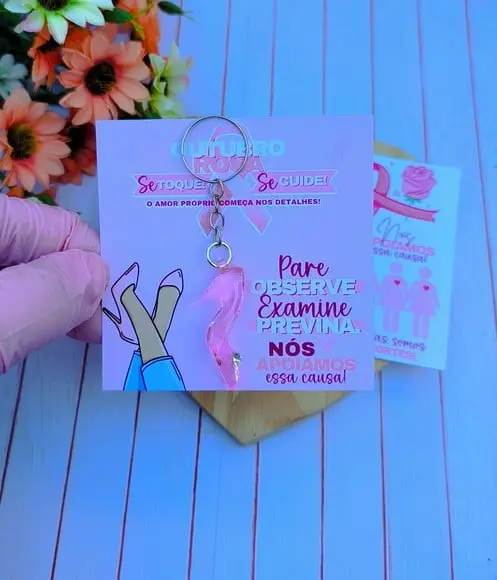 Card com Chaveiro Sapatinho- Outubro Rosa