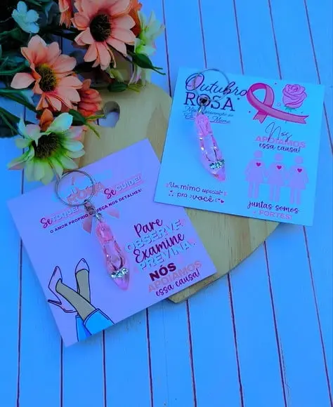 Card com Chaveiro Sapatinho- Outubro Rosa