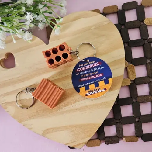Card com Chaveiro Tijolinho- Dia do Trabalho