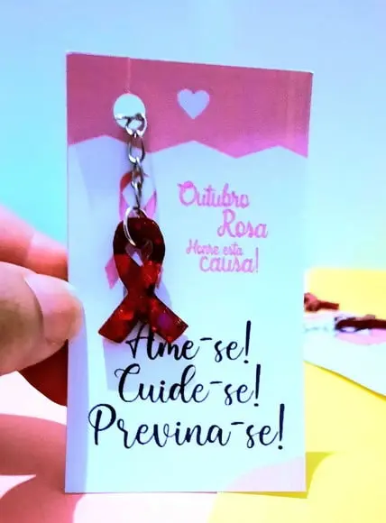 Card com Mini Chaveirinho em Resina- Outubro Rosa