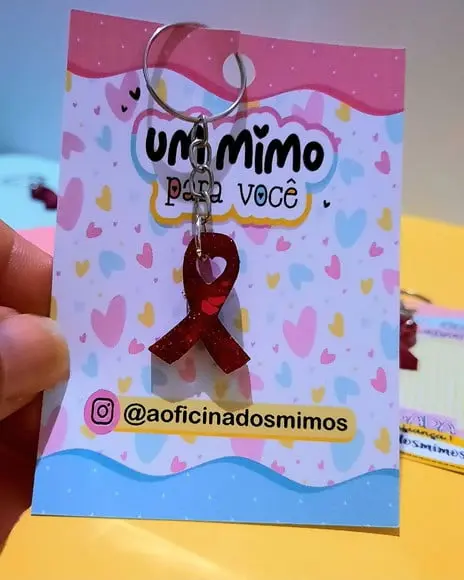 Card com Mini Chaveiro em Resina- Outubro Rosa