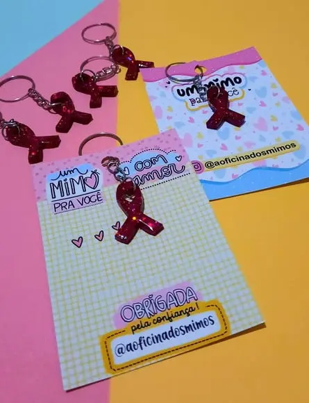 Card com Mini Chaveiro em Resina- Outubro Rosa