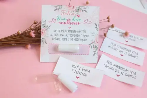 Card com Pílula e Frase- Dia da Mulher