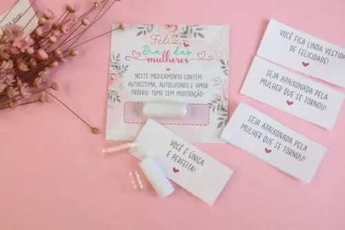 Card com Pílula e Frase- Dia da Mulher