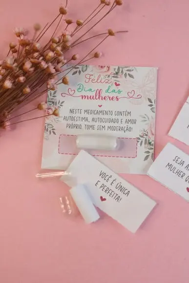 Card com Pílula e Frase- Dia da Mulher