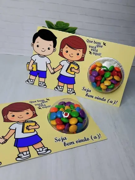 Cartão com Coloreti (confetis/doces)- Volta as Aulss