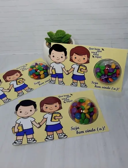 Cartão com Coloreti (confetis/doces)- Volta as Aulss