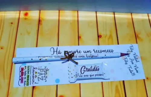 Cartão Com Lápis Ou Caneta E 1 Balinha