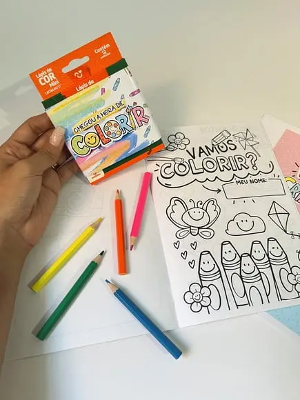 Kit Livrinho de Colorir+ Caixinha de Lápis- Dia das Crianças
