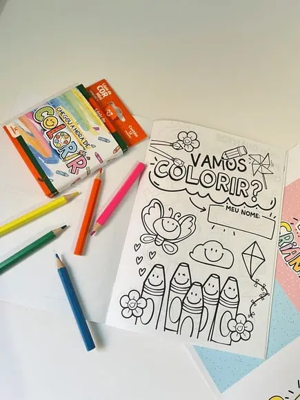 Kit Livrinho de Colorir+ Caixinha de Lápis- Dia das Crianças