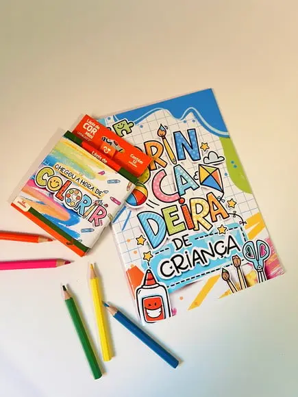 Kit Livrinho de Colorir+ Caixinha de Lápis- Dia das Crianças
