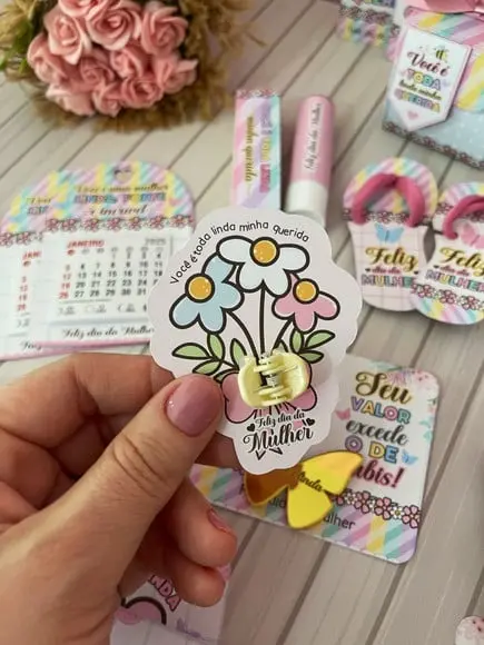 Tag com Mini Prendedor de Cabelo- Dia da Mulher