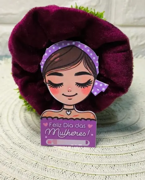 Tag com Xuxinha Scrunchie- Dia da Mulher