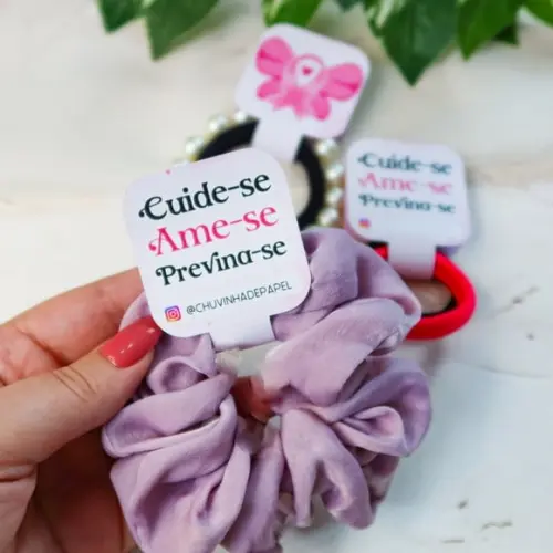 Tag com Xuxinha Scrunchie- Outubro Rosa