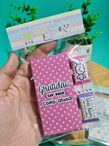 Volta as Aulas- Caixinha de Mini Giz de Cera + 2 Balinhas