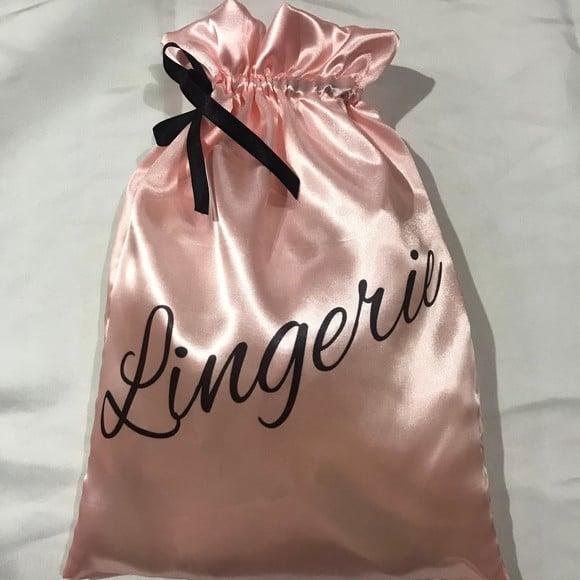 Saquinho de cetim personalizado organizar lingerie 22x35 cm