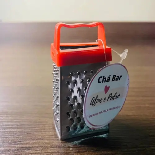 Lembrancinhas com mini ralador de temperos personalizados