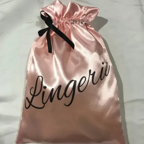 Saquinhos de cetim personalizados com sua marca