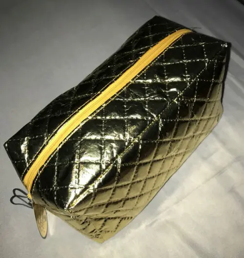 NECESSAIRE EM METALASSÊ PERSONALIZADA COM NOME EM BORDADO