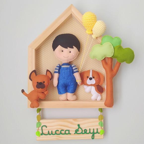 Porta de Maternidade - Menininho, Árvore e Cachorrinho