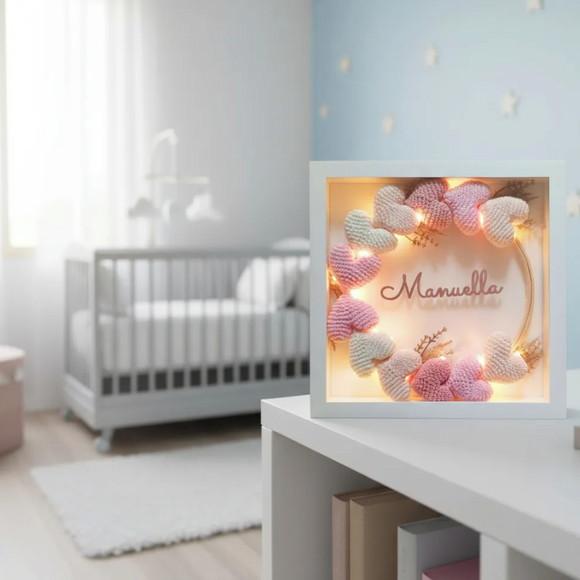 Quadro Guirlanda Maternidade Corações Nome Espelhado e Led