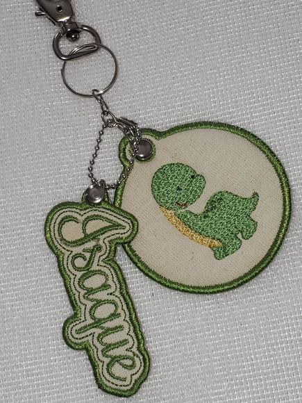 Chaveiro Dinossauro e Nome Bordado Personalizado