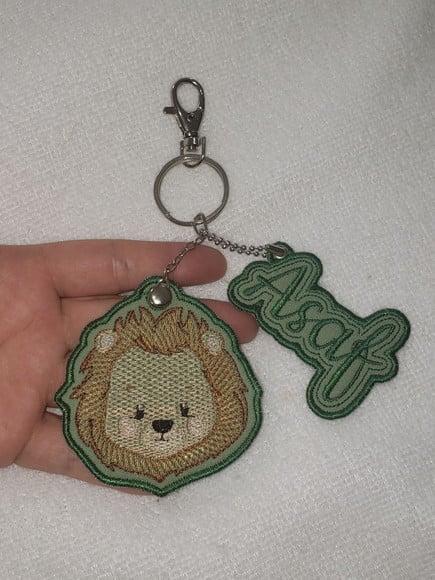 Chaveiro Leão e Nome Bordado Personalizado