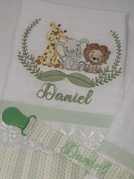 Kit 2 Fraldas Bordadas + 1 Prendedor de Chupeta