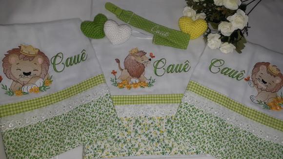 Kit 3 Fraldas Bordadas + Prendedor de Chupeta