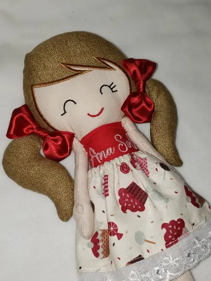 Boneca De Pano Bordada