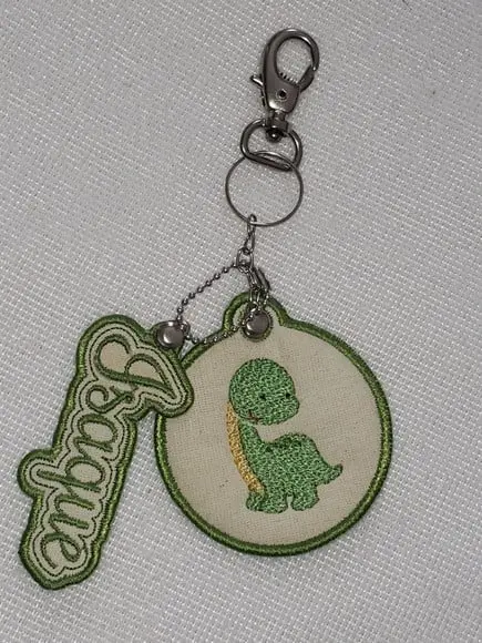 Chaveiro Dinossauro e Nome Bordado Personalizado