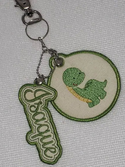 Chaveiro Dinossauro e Nome Bordado Personalizado