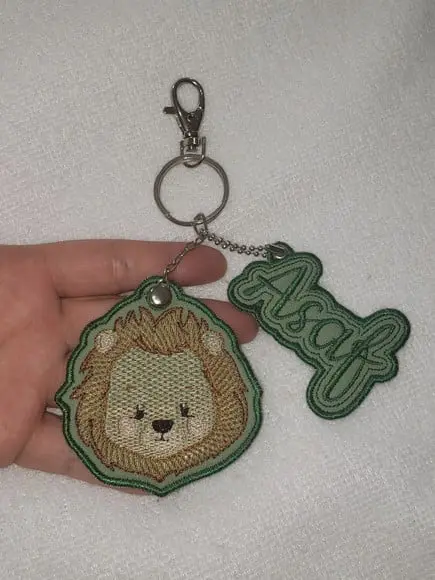 Chaveiro Leão e Nome Bordado Personalizado