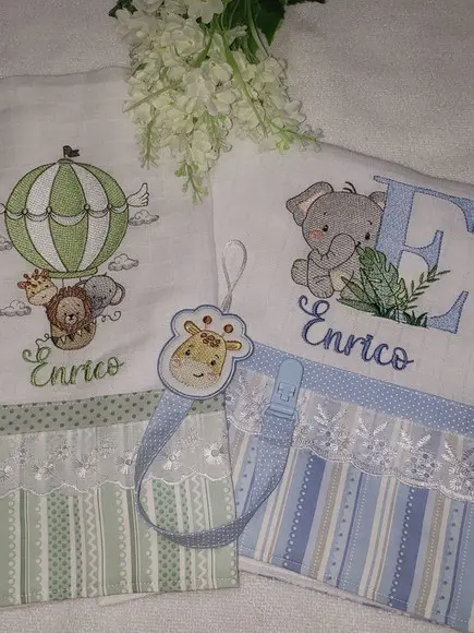 Kit 2 Fraldas Bordadas + 1 Prendedor de Chupeta