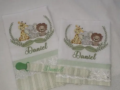 Kit 2 Fraldas Bordadas + 1 Prendedor de Chupeta